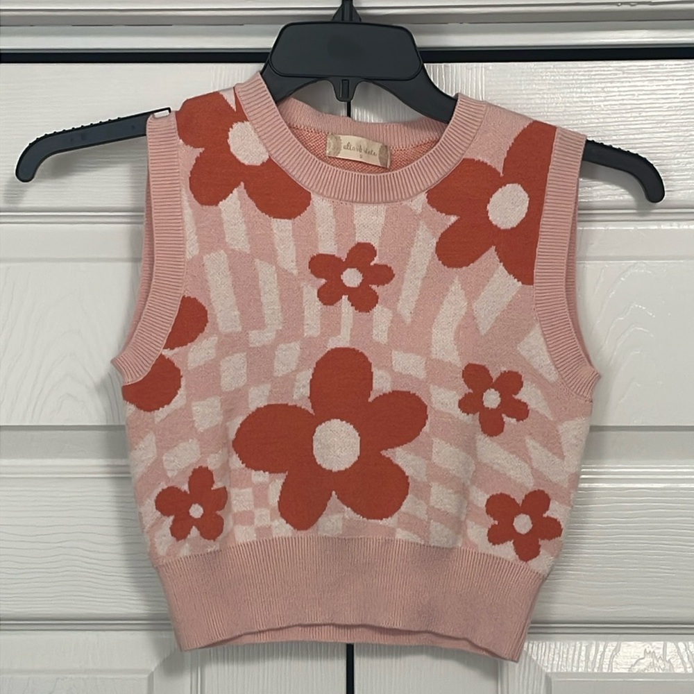 GUC Altar’d State. Cropped Sweater vest. Size: Small. Super cute. 😊